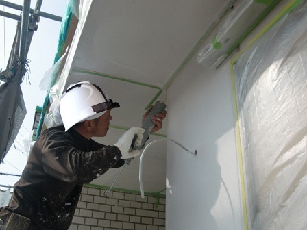 岸和田市上松町の外壁塗装で中塗りの工程です