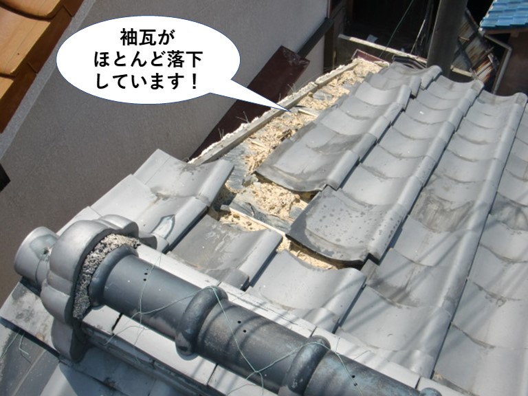 泉佐野市の大屋根の袖瓦がほとんど落下しています