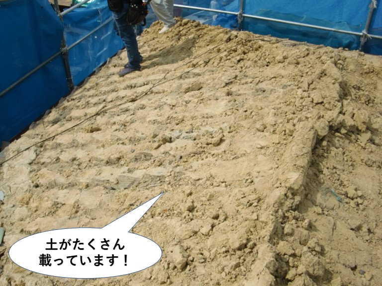 岸和田市の屋根の上に葺き土がたくさん載っています