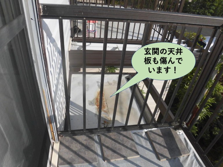 岸和田市の玄関の天井板も傷んでいます