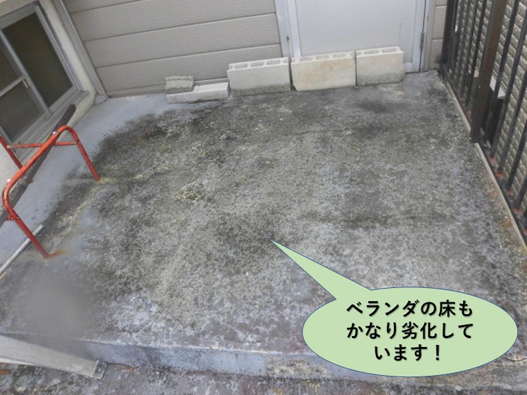 堺市中区のベランダの床もかなり劣化しています