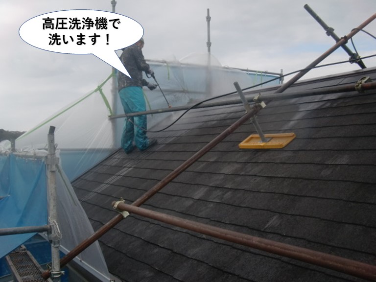 泉南市の屋根を高圧洗浄機で洗います