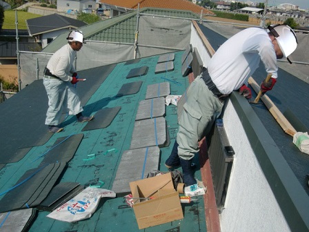 岸和田市上松町の屋根スレート瓦への葺き替え棟工事