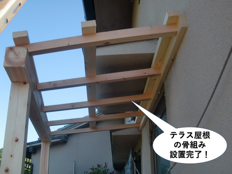 岸和田市のテラス屋根の骨組み設置完了