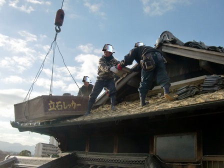 岸和田市東大路町の屋根瓦葺き替えで既存瓦と土の撤去