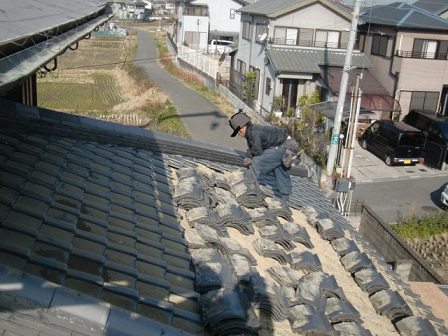岸和田市東大路町の屋根瓦葺き替えで既存瓦と土の撤去2日目