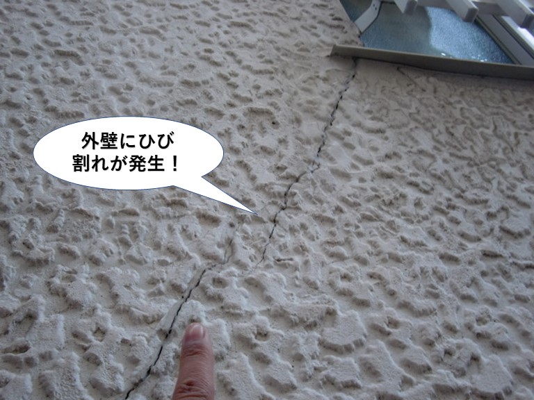 熊取町の外壁にひび割れが発生