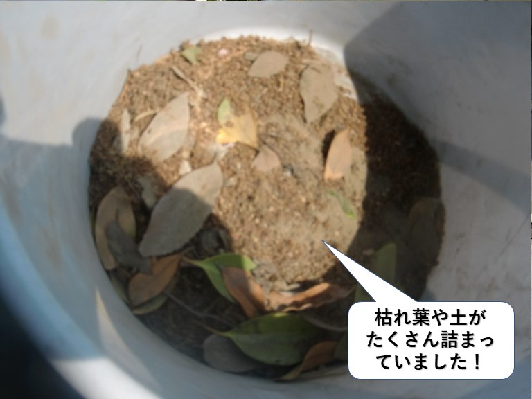岸和田市の屋根のトンネルに枯れ葉や土がたくさん詰まっていました