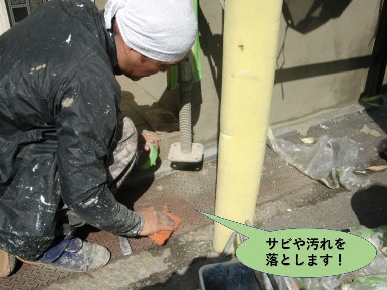 岸和田市の側溝の鉄板のサビや汚れを落とします