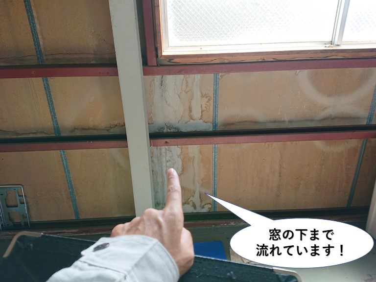 熊取町の倉庫の窓の下まで流れています