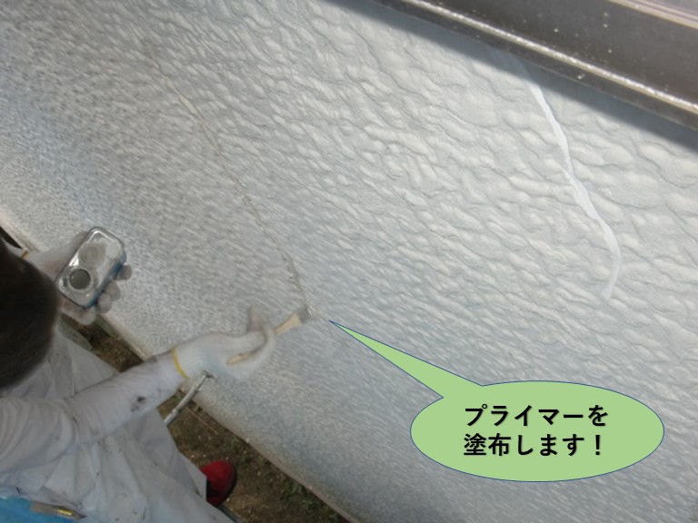 岸和田市の外壁のひび割れにプライマーを塗布します