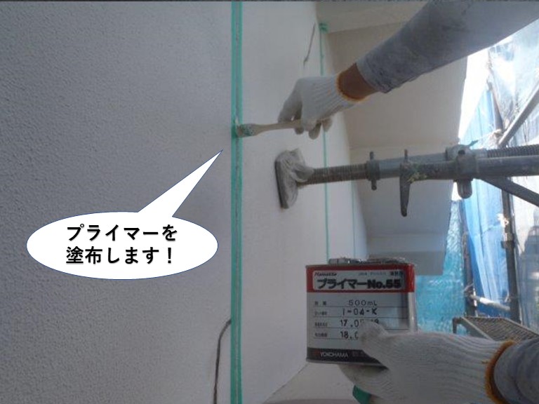 岸和田市の外壁の誘発目地にプライマー塗布