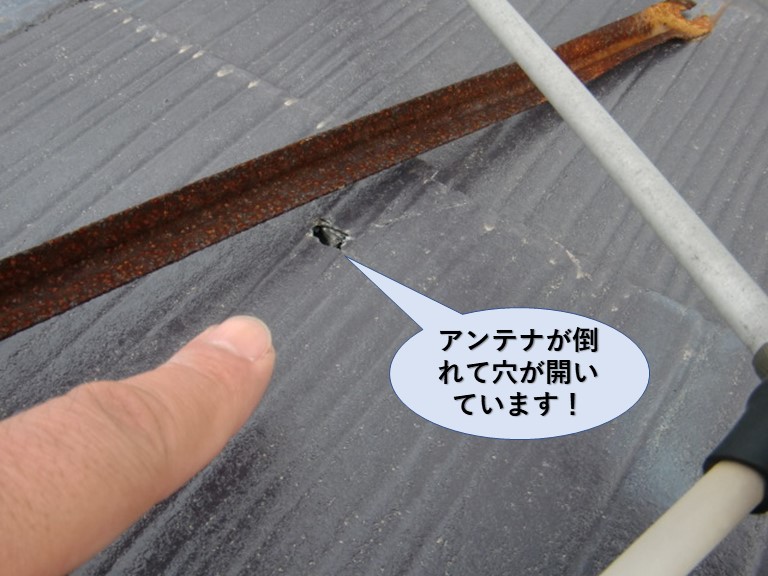 岸和田市のアンテナが倒れて穴が開いています