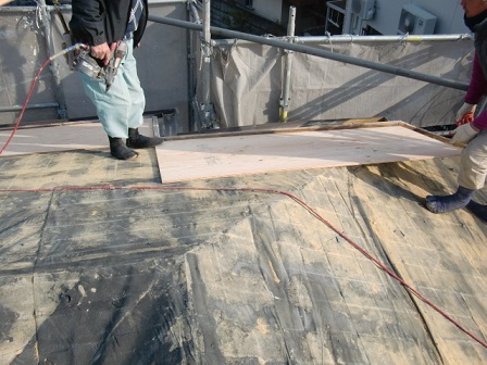 岸和田市上松町の屋根葺き替えで野地板設置