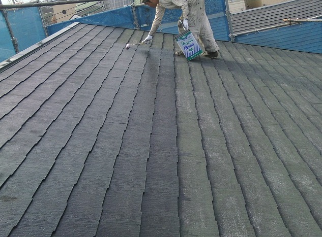 貝塚市のスレート屋根の下塗り