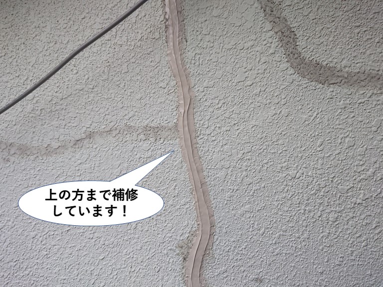 岸和田市の壁の上の方まで補修しています