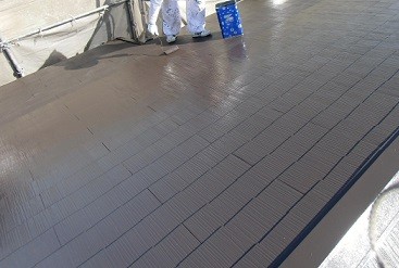 岸和田市真上町の外壁塗装と屋根塗装で屋根の上塗り