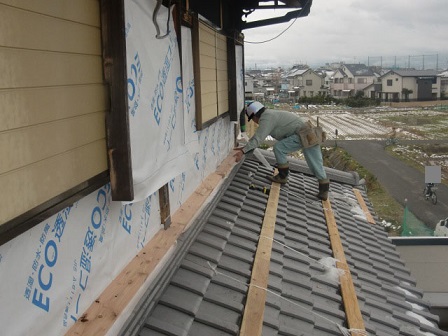 岸和田市東大路町の和瓦の屋根葺替えで板金下地処理など