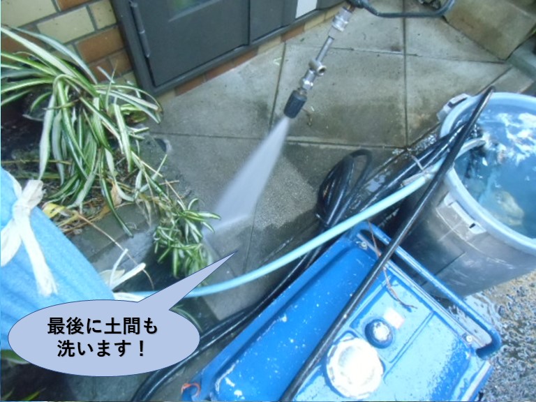 岸和田市の住宅の最後に土間も洗います！