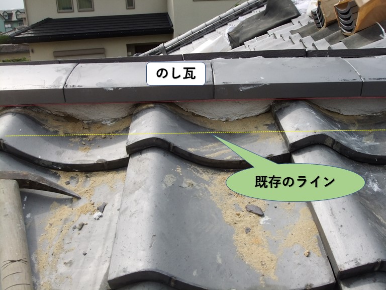 岸和田市の玄関屋根ののし瓦の奥でなんばん漆喰を仕上げます