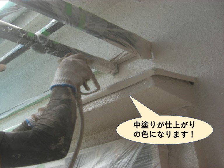 岸和田市の塗装の中塗りが仕上がりの色になります