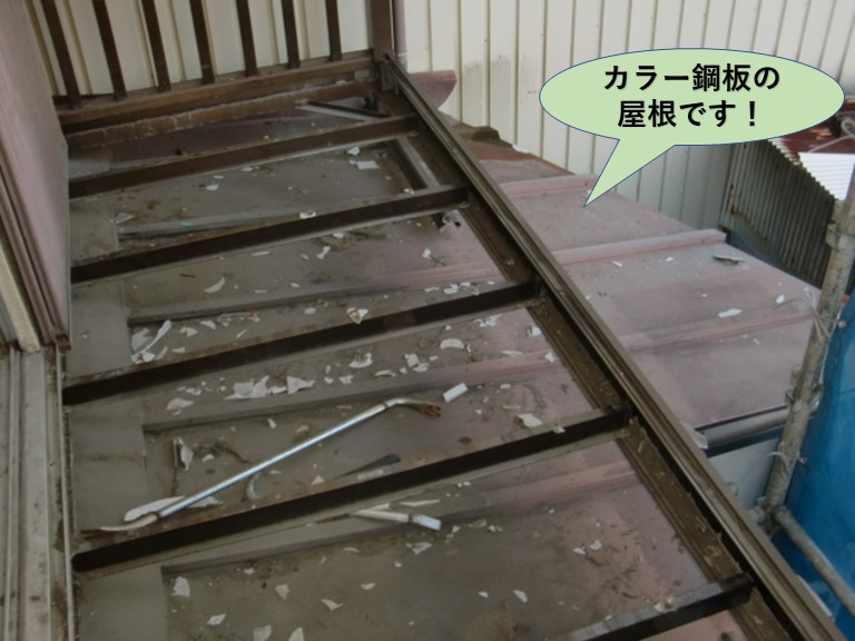 岸和田市のベランダの下の屋根もカラー鋼板です