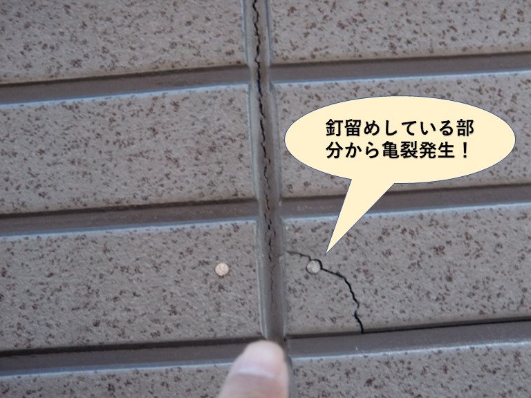 泉大津市の外壁を釘留めしている部分から亀裂発生