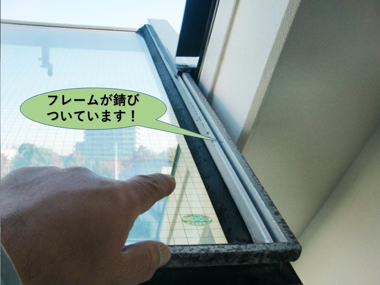 岸和田市の天窓のフレームが錆びついています！