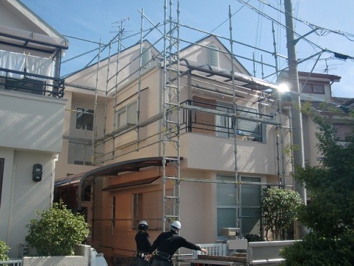 岸和田市極楽寺町で上塗り工程の屋根と外壁塗装