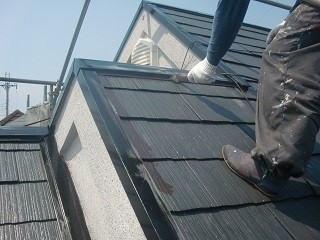 岸和田市極楽寺町で外壁と屋根塗装の中塗り