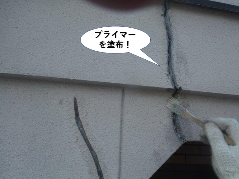 熊取町の外壁のひび割れにプライマーを塗布