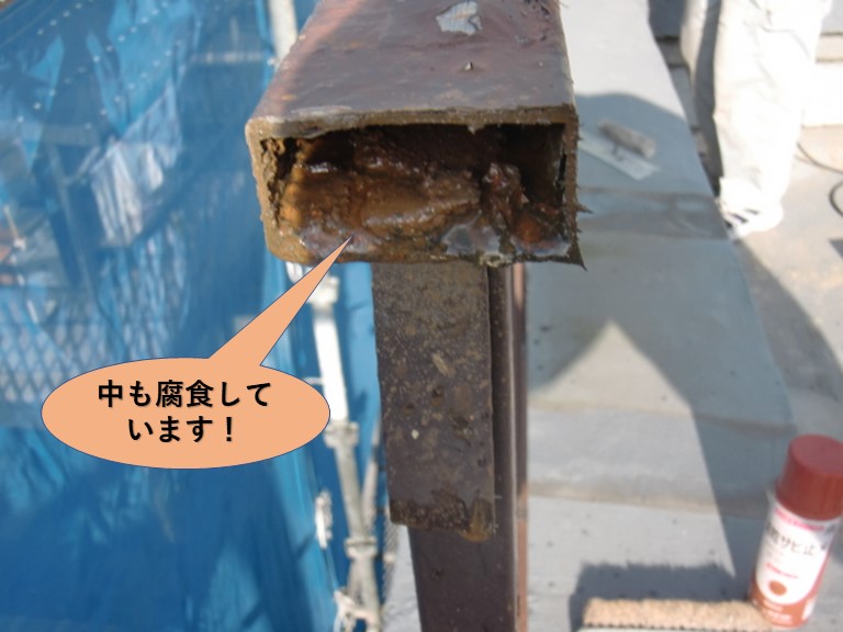 岸和田市の鉄製の手すりの中も腐食しています！
