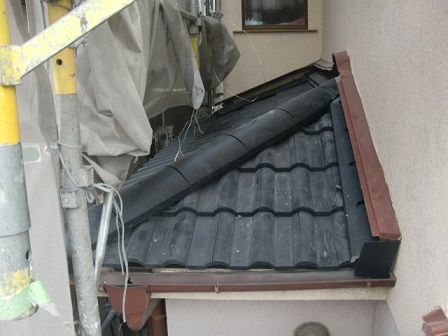 岸和田市土生町で屋根の洋瓦の葺き替えと棟瓦の設置