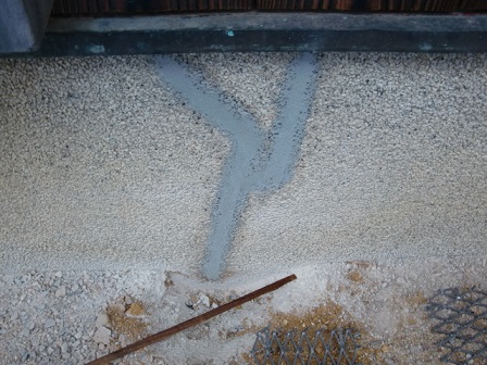 岸和田市東大路町の和瓦の屋根葺き替え工事 8日目で基礎のひび修理