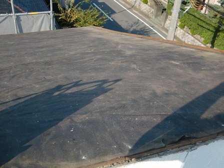 岸和田市上松町でスレート屋根の葺き替え工事着工