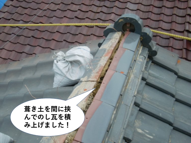 熊取町の棟に葺き土を間に挟んでのし瓦を積み上げました