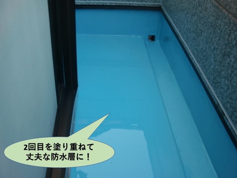岸和田市のバルコニーに二回目を塗り重ねて厚膜に！