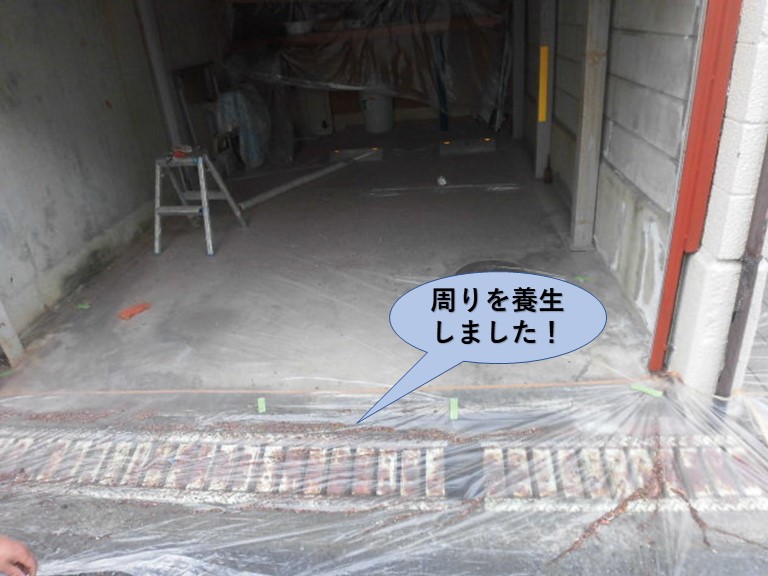 岸和田市のガレージ塗装で周りを養生しました！