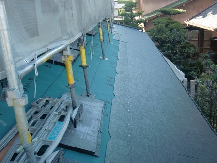 岸和田市上松町の屋根スレート瓦の下屋部分の葺き替え作業完了