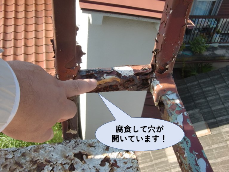 岸和田市の鉄骨階段が腐食して穴が開いています！