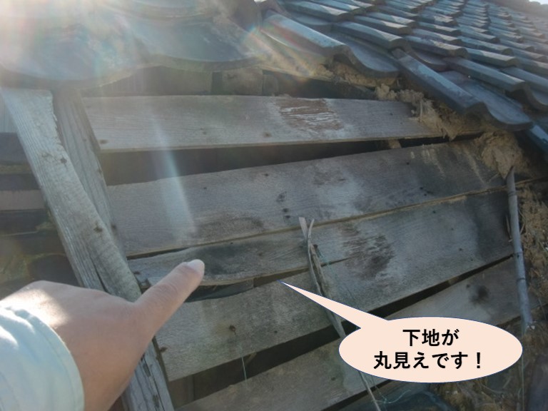 泉大津市の屋根の下地が丸見えです