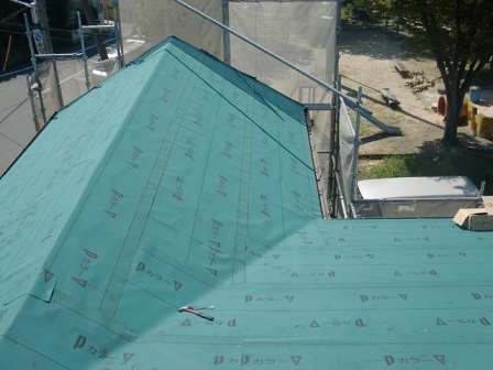岸和田市上松町の屋根の防水シートと新スレート瓦へ葺き替え開始で野地板・防水シート貼り