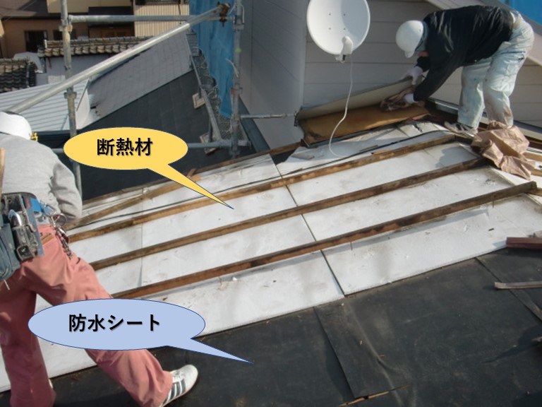 岸和田市の屋根材撤去中