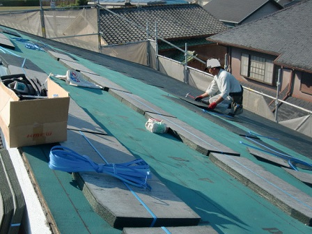 岸和田市上松町の屋根の防水シートと新スレート瓦へ葺き替え開始