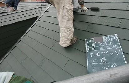 泉佐野市で綺麗なグリーンの屋根塗り替え工事状況！