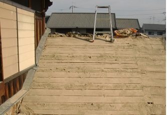 岸和田市東大路町の屋根瓦葺き替えで既存瓦と土の撤去2日目