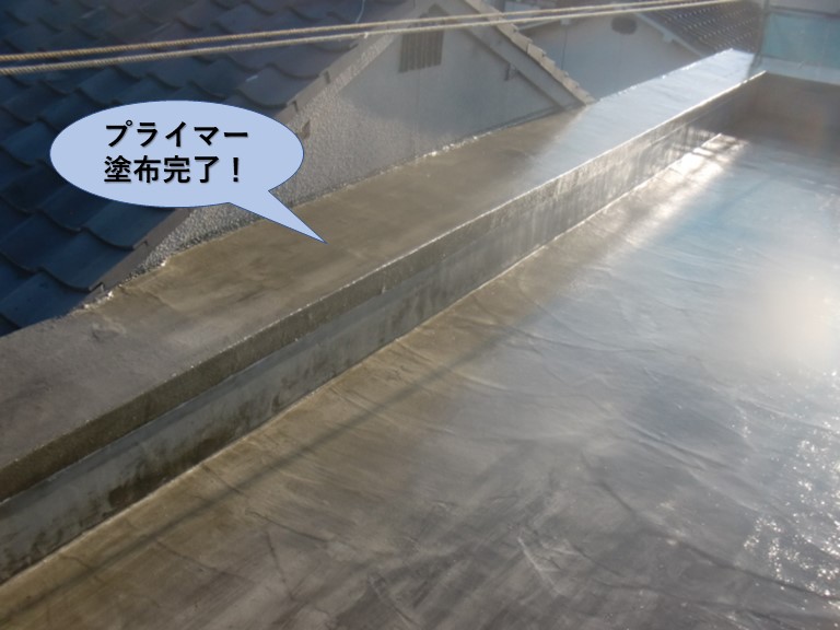 岸和田市の陸屋根にプライマー塗布完了
