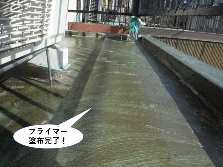 岸和田市のベランダにプライマー塗布完了