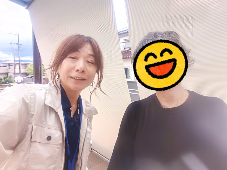 和泉市にて道路からテラスが見えるためシェードを取り付けたF様との記念写真
