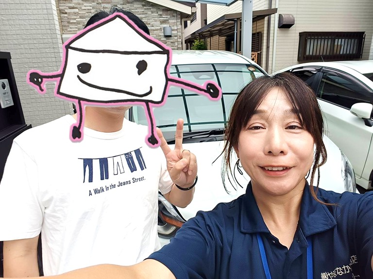 和泉市にてYKKAP エフルージュを新設したK様との記念写真